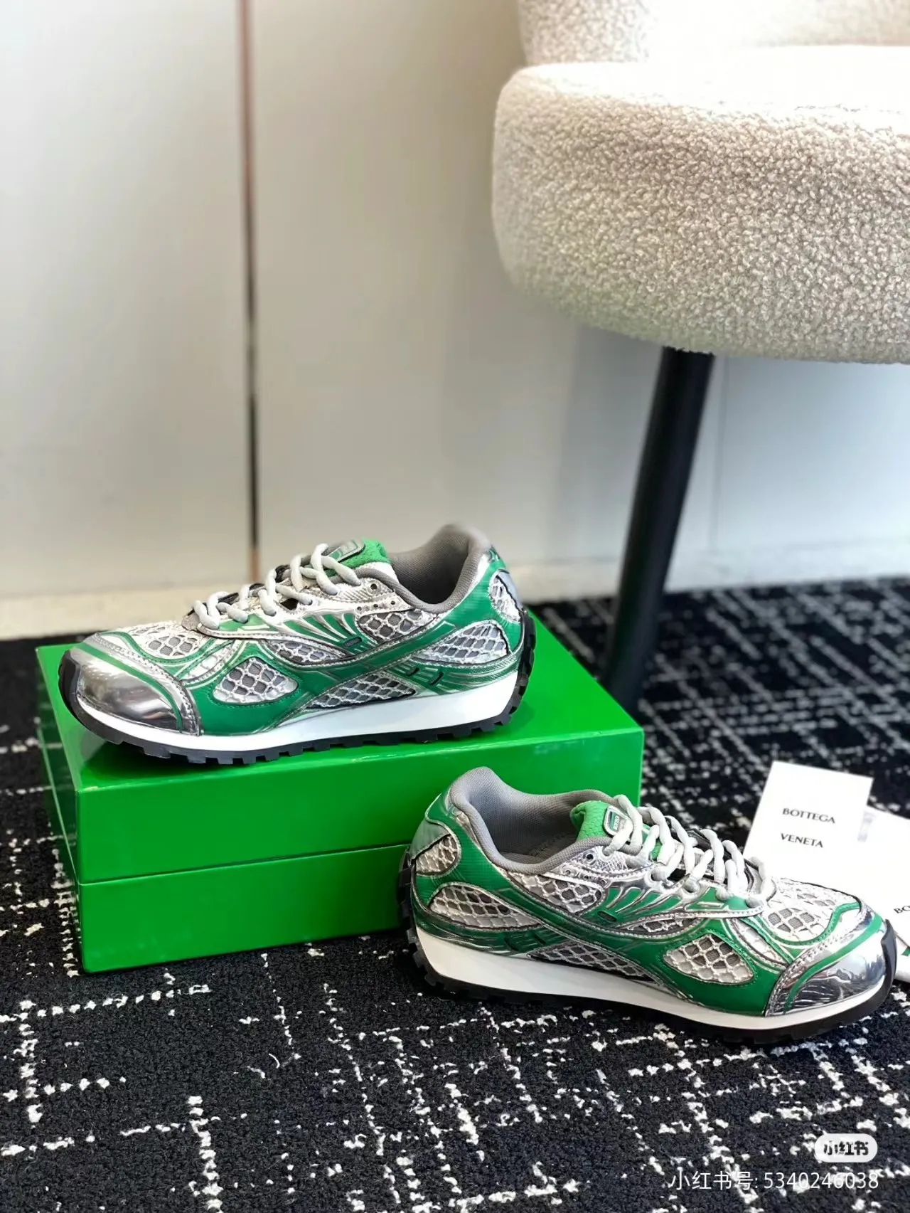 👟👟Ex-factory price 600👟👟 Top version (couples style) Bottega Veneta 23ss autumn and winter show style BV Orbit sneakers Wang Yibo same style couple style casual shoes dad shoes! Runner sneakers! Original purchase and development! Made of original lightweight technical mesh fabric, the same as the original version! The process is complicated! Paired with a rubber outsole designed with a geometric pattern, the high version of the Wang Zha series is actually much taller, but the legs still look slim. Very nice. Durable and durable to play with, standard and version-matching shoe packaging technology, look for high-end versions. The original outsole is exclusively molded, and the color-blocked TPU outsole is used. The material and weight are the same as the original! Size: #Female 35-41 (40 and 41 customized sizes are non-refundable) Male 39-45 (45 size customized are non-returnable and exchangeable)